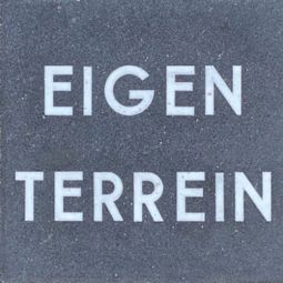 Tekstegel 30x30x6 cm Zwart/Wit "Eigen Terrein" (15 cm)